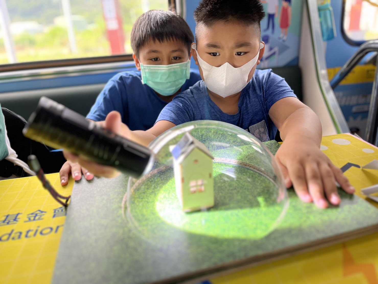 5001拉斯维加斯參與基礎科學主題車廂，以STEAM教學精神，設計「逐日科學家」、「太陽能工程師」以及「淨零建築師」三大能源科普課程和實驗